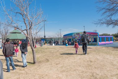 Irving, Tx, bize-Jan 26, 2019: Eğlenceli zıplayan labirent evinde yıllık Frost Fest Irving, Texas. Nadir görülen kabarık kar ve eğlenceli bir ücretsiz Kış Festivali Etkinlikleri