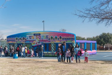 Irving, Tx, bize-Jan 26, 2019: Eğlenceli zıplayan labirent evinde yıllık Frost Fest Irving, Texas. Nadir görülen kabarık kar ve eğlenceli bir ücretsiz Kış Festivali Etkinlikleri