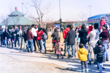 Bulanık arka plan çok kültürlü insanlar açık ABD festival Event'de sıraya
