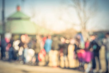 Bulanık arka plan çok kültürlü insanlar açık ABD festival Event'de sıraya