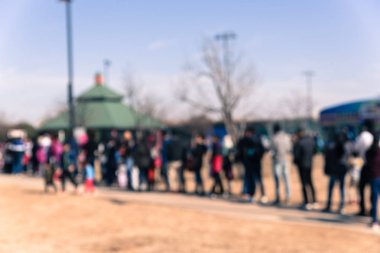 Bulanık arka plan çok kültürlü insanlar açık ABD festival Event'de sıraya