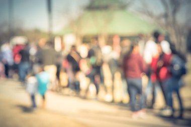 Bulanık arka plan çok kültürlü insanlar açık ABD festival Event'de sıraya