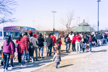 Bulanık arka plan çok kültürlü insanlar açık ABD festival Event'de sıraya