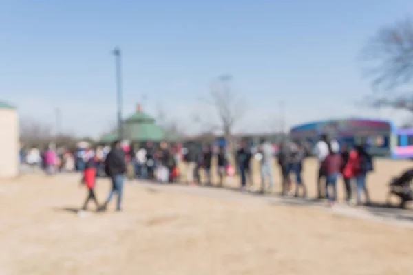 Sfondo sfocato persone multiculturali coda all'aperto all'evento del festival negli Stati Uniti — Foto Stock