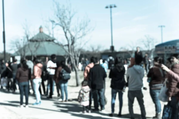 Fundo desfocado pessoas multiculturais fila ao ar livre no evento do festival nos EUA — Fotografia de Stock