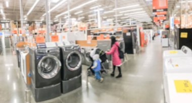 Bulanık arka plan müşteri için buzdolabı ABD'de donanım mağazasında alışveriş