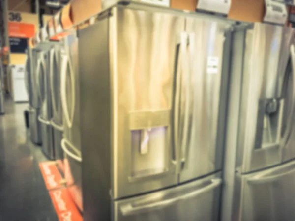 Размытые холодильники на заднем плане в магазине оборудования в США — стоковое фото