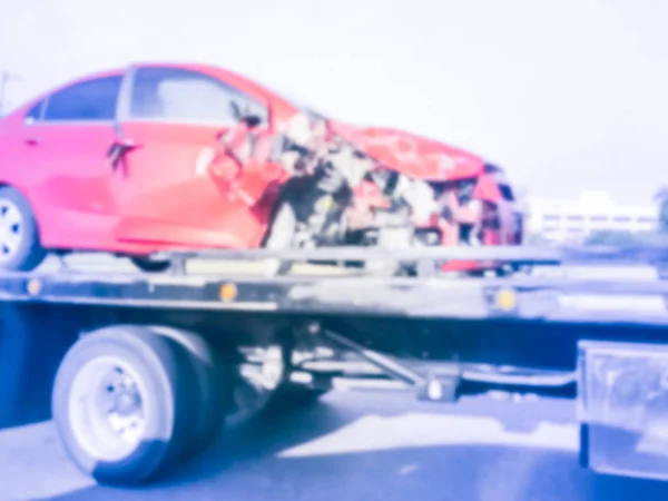 Vista laterale di sfondo sfocato della macchina fracassata sul carro attrezzi dopo l'incidente — Foto Stock
