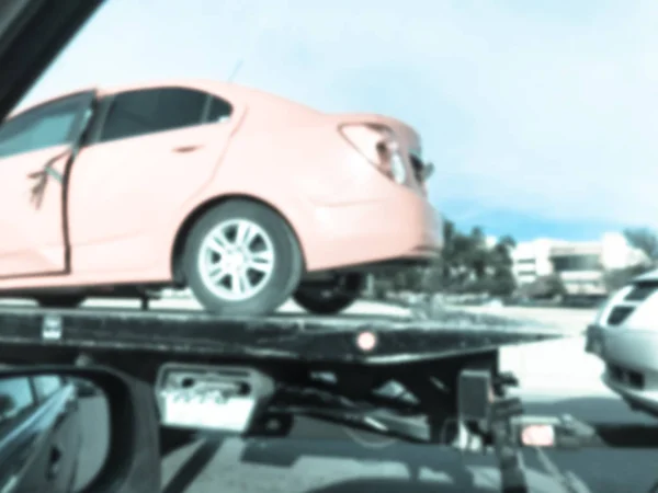 Filtrovaného snímku rozmazané pozadí rozbité auto na odtahový vůz po havárii — Stock fotografie