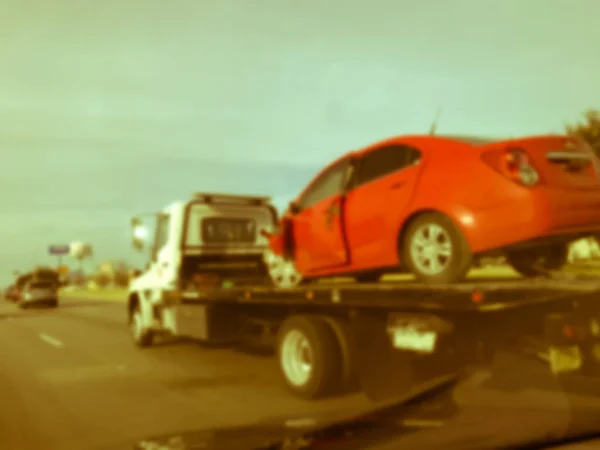 Imagen filtrada fondo borroso vista trasera del coche destrozado en la grúa después del accidente —  Fotos de Stock