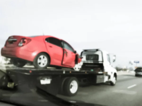Imagem filtrada fundo embaçado visão traseira do carro esmagado no caminhão de reboque após acidente — Fotografia de Stock
