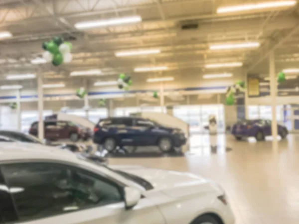 Fundo embaçado dentro enorme carro concessionária no Texas, América — Fotografia de Stock