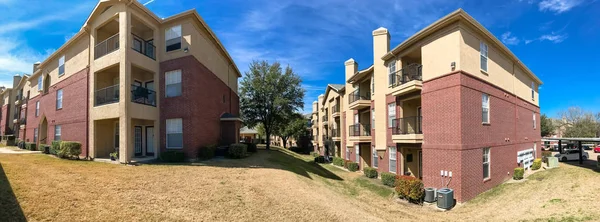 Panoramic view apartment complex with green grass backyard in Texas, America — Stock Photo, Image