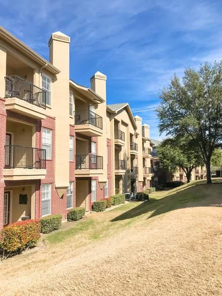 Edificio de apartamentos con chimenea y patio trasero empinado en Texas, Estados Unidos — Foto de Stock