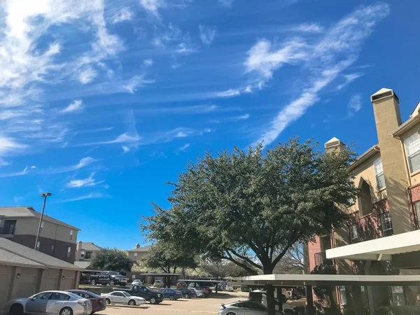 Nuevo complejo de apartamentos con estacionamiento cubierto bajo el soleado cielo nuboso en Texas —  Fotos de Stock