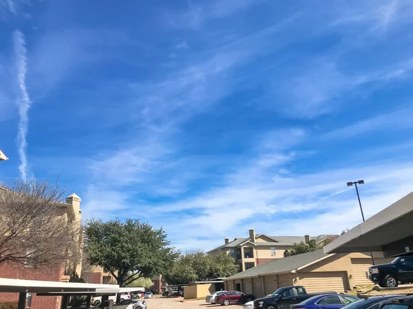 Nuevo complejo de apartamentos con estacionamiento cubierto bajo el soleado cielo nuboso en Texas —  Fotos de Stock