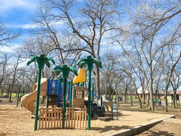 Parque infantil al aire libre rodeado de árboles desnudos en invierno en el norte de Texas, Estados Unidos — Foto de Stock