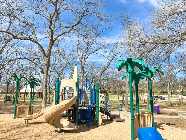 Parque infantil al aire libre rodeado de árboles desnudos en invierno en el norte de Texas, Estados Unidos — Foto de Stock