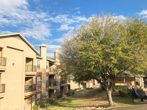 Complejo de apartamentos típico con patio trasero cubierto de hierba empinada en el norte de Texas, Estados Unidos —  Fotos de Stock