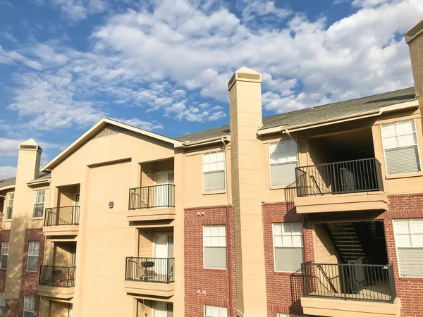 Multistory apartment complex outside of Dallas, Texas, America — Stock Photo, Image