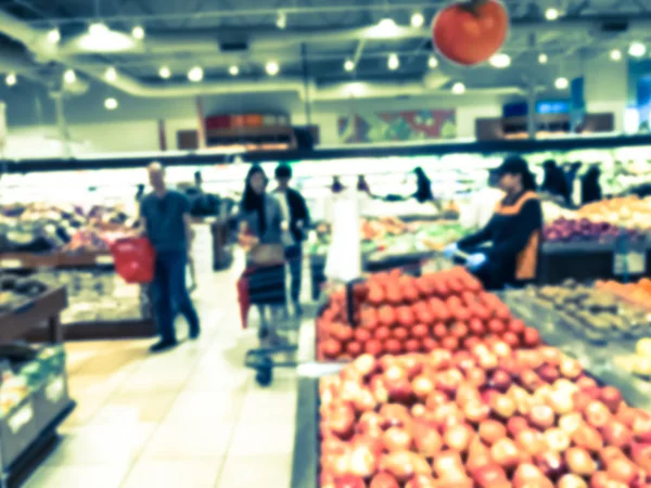 Blurry fondo amplia selección de verduras frescas y productos en la tienda de comestibles asiática —  Fotos de Stock