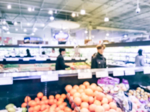 Blurry fondo amplia selección de verduras frescas y productos en la tienda de comestibles asiática — Foto de Stock