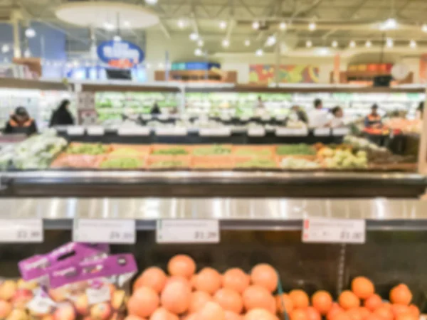 Onscherpe achtergrond brede selectie van verse groente en produceert bij Aziatische supermarkt — Stockfoto