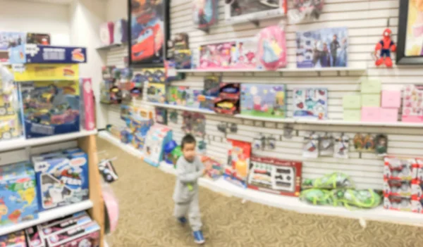 Πανοραμική θέα θολή φόντο παιχνίδια κατάστημα στις ΗΠΑ με ψώνια πελατών — Φωτογραφία Αρχείου