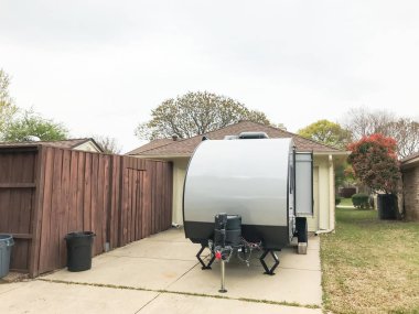 RV römork tek aile evi, arka görünüm arka bahçesinde Park