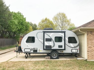 RV römork tek aile evi, yan görünüm arka bahçesinde Park