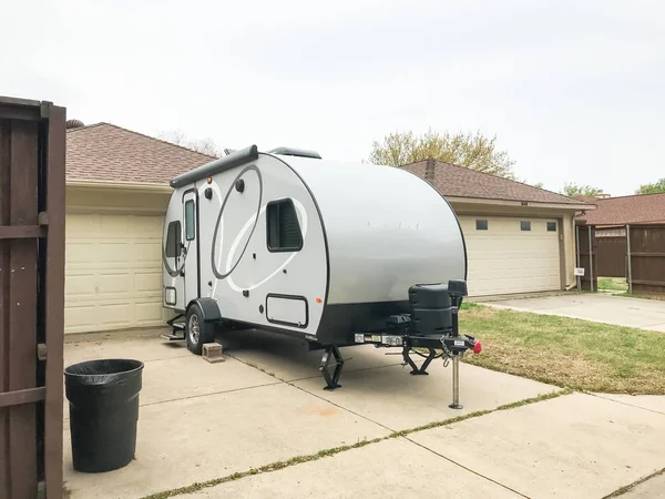 RV trailer parked at backyard of single family house, rear view — Stock Photo, Image