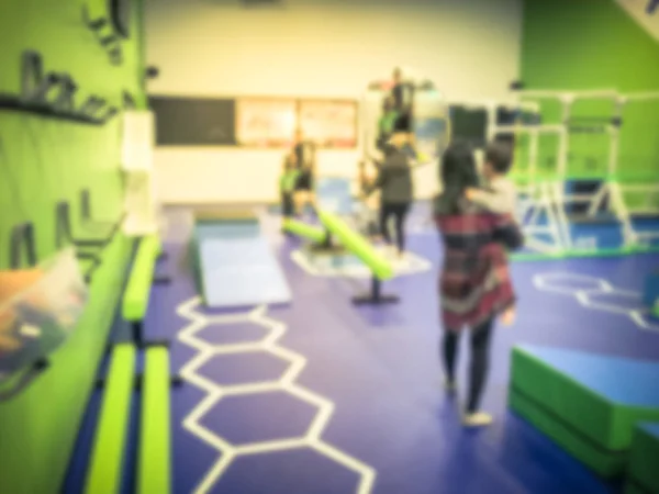 Fondo borroso padres y niños jugando en la clase de gimnasia en Estados Unidos — Foto de Stock