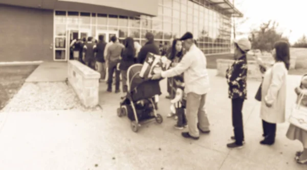 Fondo borroso gente llena de gente esperando en la cola en la oficina del gobierno — Foto de Stock