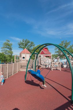 Amerikan halk parkında ahşap oyun rekreasyon alanında oynayan çocuklar