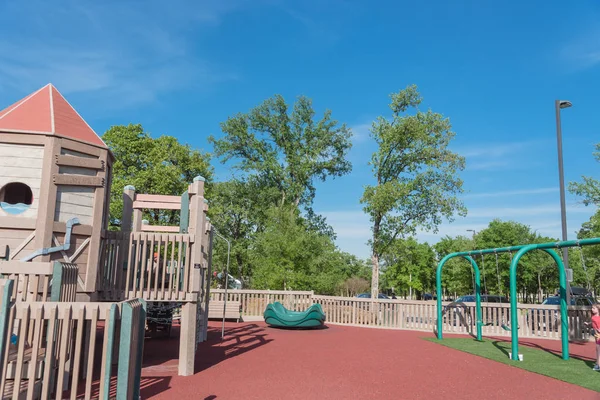 Barn trä lekplats rekreations område med mjukt ytbeläggning — Stockfoto