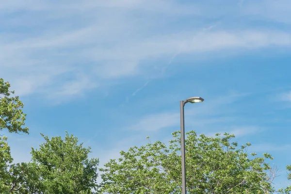 Яркий фонарный столб в дневное время для выбрасывания электричества — стоковое фото