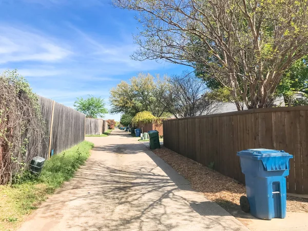 Calmo beco traseiro na área residencial perto de Dallas, Texas — Fotografia de Stock