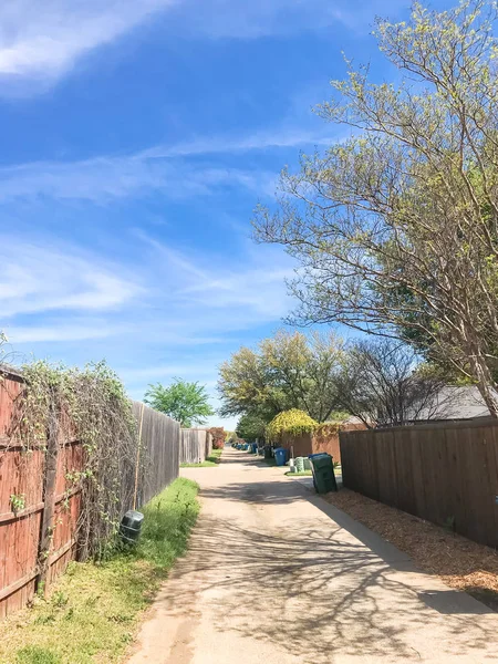 Calmo beco traseiro na área residencial perto de Dallas, Texas — Fotografia de Stock