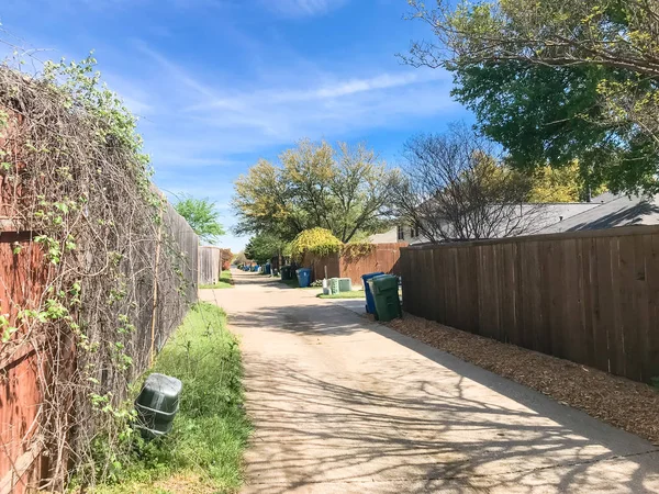 Calmo beco traseiro na área residencial perto de Dallas, Texas — Fotografia de Stock