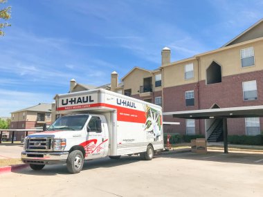 Texas, Amerika 'da daire bina kompleksi de U-Haul kamyon