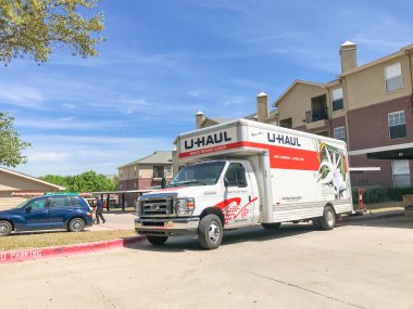 Texas, Amerika 'da daire bina kompleksi de U-Haul kamyon