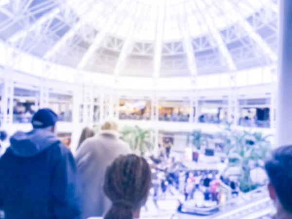 Fondo borroso muchas personas viendo espectáculo de música gratis en el centro comercial en Estados Unidos — Foto de Stock