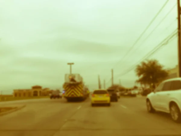 Caminhão de bombeiros de fundo desfocado no acidente de carro na estrada de serviço no Texas, EUA — Fotografia de Stock