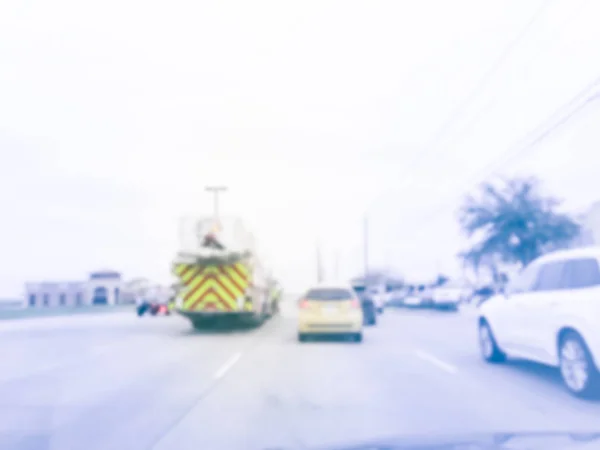 テキサス州、アメリカ合衆国のサービス道路の交通事故でぼやけた背景消防車 — ストック写真