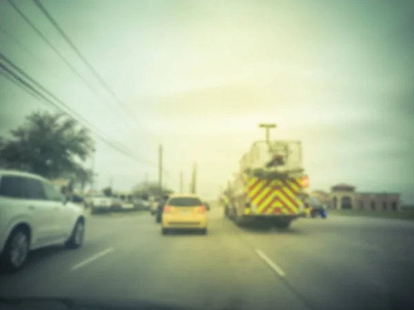 Carro de bomberos de fondo borroso en accidente de coche en la carretera de servicio en Texas, EE.UU. —  Fotos de Stock