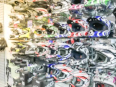 ABD 'de perakende mağazasında motosiklet kask bulanık arka plan çeşitliliği