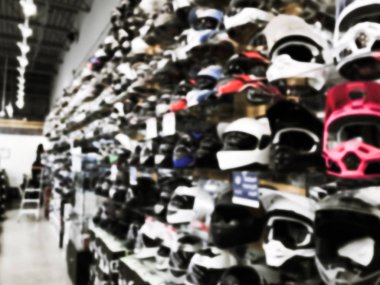 ABD 'de perakende mağazasında motosiklet kask filtrelenmiş görüntü bulanık arka plan çeşitli