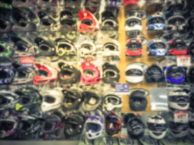 ABD 'de perakende mağazasında motosiklet kask bulanık arka plan çeşitliliği