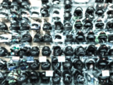 ABD 'de perakende mağazasında motosiklet kask filtrelenmiş görüntü bulanık arka plan çeşitli