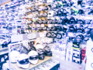 ABD 'de perakende mağazasında motosiklet kask bulanık arka plan çeşitliliği